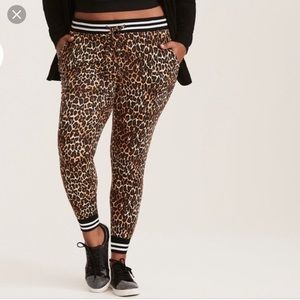 ‼️SOLD‼️ Torrid 2 Leopard Joggers Skinny